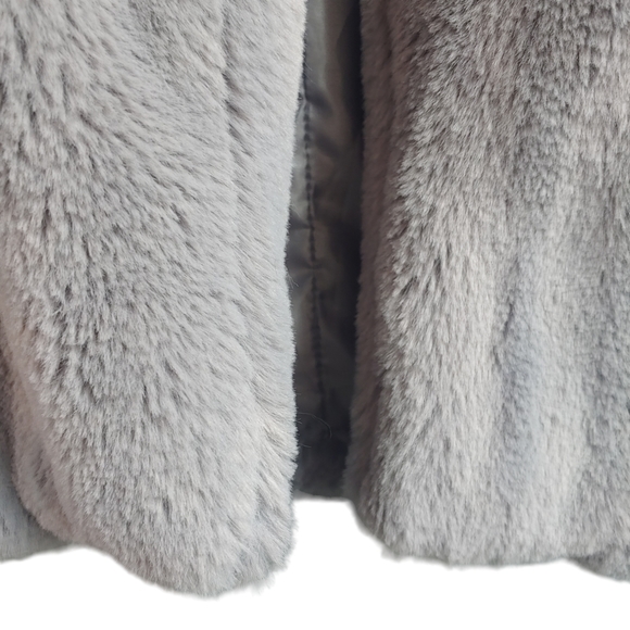 Carmin Women's Gray Faux Fur Vest - Size Large, Soft and Stylish - Picture 5 of 10